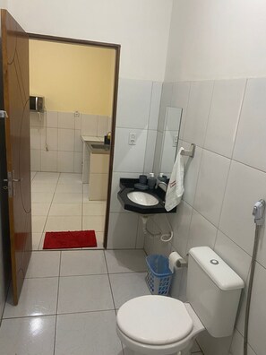 Quarto casal família | Banheiro | Chuveiro, toalhas de banho, papel higiênico