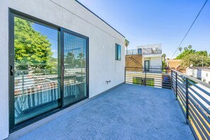 Terrace/patio - 2BR/2.5BA Brand New Villa in LA with Free Parking (Los Angeles)