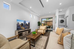 TV - 2BR/2.5BA Brand New Villa in LA with Free Parking (Los Angeles)