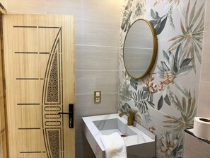 ヘアドライヤー、タオル、トイレットペーパー