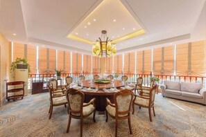 A dining area with a round table, chairs, and a chandelier. - Bai an Hotel (Chongqing)