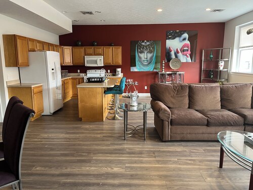 3-bedroom apartment in fabulous Lorain with AC
