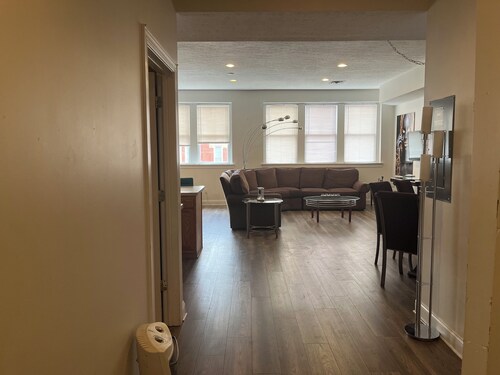 3-bedroom apartment in fabulous Lorain with AC