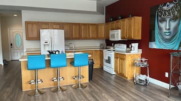 Een magnetron, een oven, een kookplaat, een vaatwasser