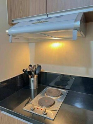 Refrigerador, microondas, horno, utensilios de cocina