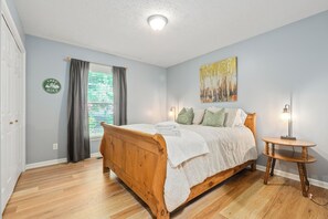 5 bedrooms, travel crib, WiFi, bed sheets