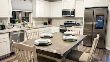 Microondas, horno, placa de cocina, lavavajillas