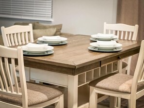 Dining - ROSEVILLE GETAWAY (Roseville)