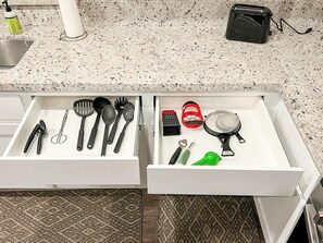 Microondas, horno, placa de cocina y lavavajillas