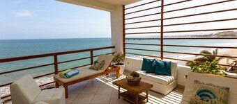 Luxury Oceanfront Condo w/sunrise & sunset breathtaking views. Private cook !