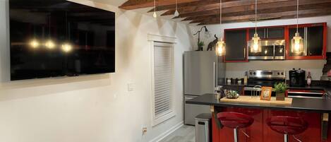 Réfrigérateur, micro-ondes, four, plaque de cuisson