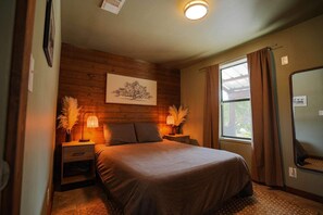 2 多间卧室、办公桌、WiFi、床单