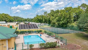Pool - Spacious & Accessible Comfort – 2 Queen Beds, Non-Smoking at Wildwood Inn (Crawfordville)