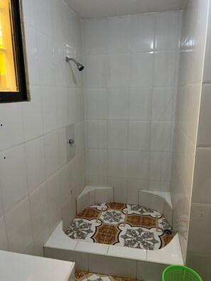Dusche, Handtücher, Toilettenpapier