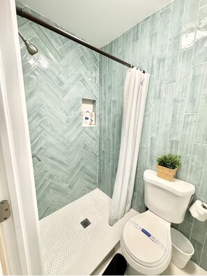 ヘアドライヤー、タオル、石鹸、トイレットペーパー