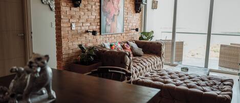 Leilighet – deluxe, 2 soverom, byutsikt | Oppholdsområde | En 40-tommers Flatskjerm-TV med kabel-kanaler