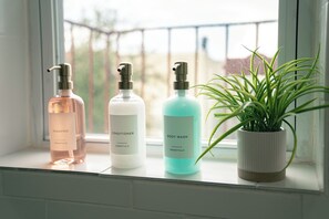 Dusch, hårtork, handdukar och tvål