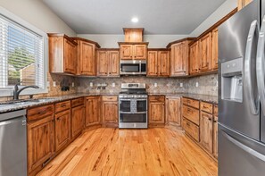 Microwave, oven, stovetop, dishwasher - Spacious 4-bedroom house in lovely Boise (Boise)