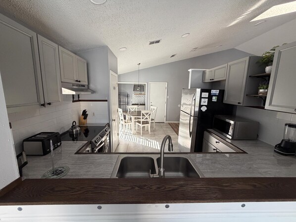 Kjøleskap, mikrobølgeovn, ovn og kokeplater