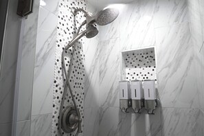 Dusche, Haartrockner, Handtücher, Seife