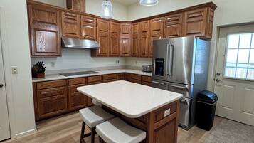 Een koelkast, een microgolfoven, een oven, een kookplaat