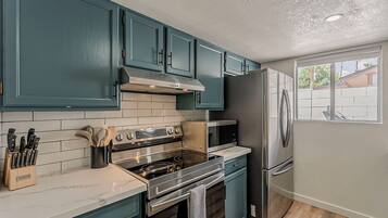 Refrigerador, microondas, horno y parrilla de estufa