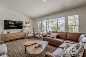 スマートテレビ、テーブルサッカー台、卓球台、書庫