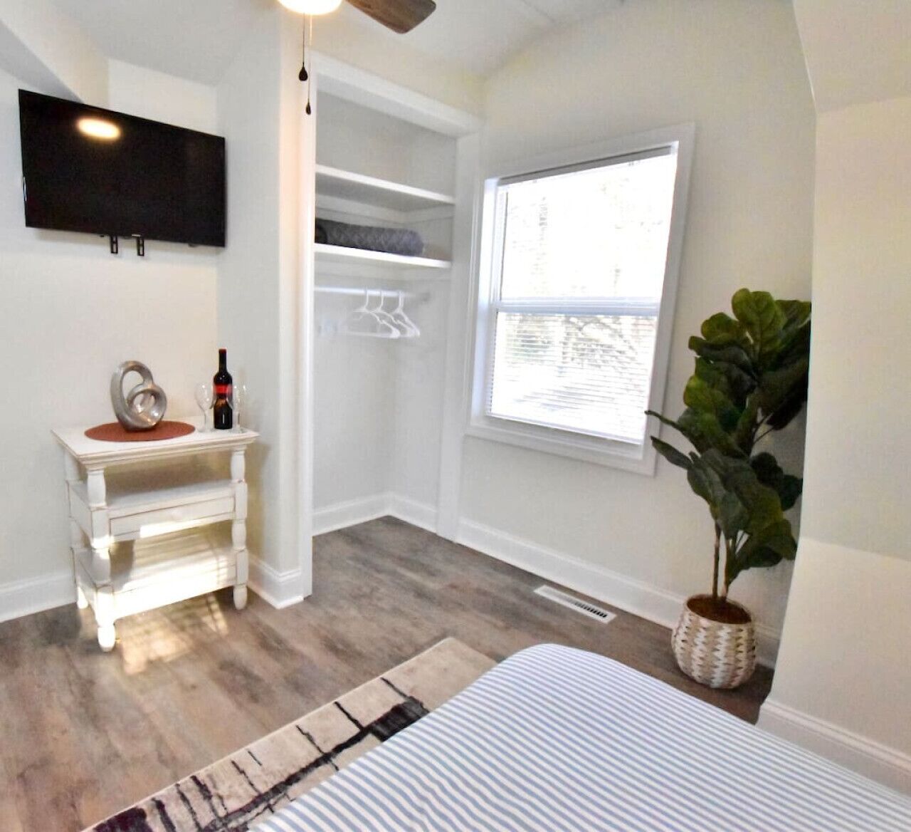 2 bedrooms, desk, iron/ironing board, travel crib