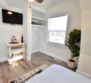 2 chambres, bureau, fer et planche à repasser, lit parapluie