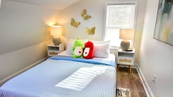 2 habitaciones, escritorio y tabla de planchar con plancha
