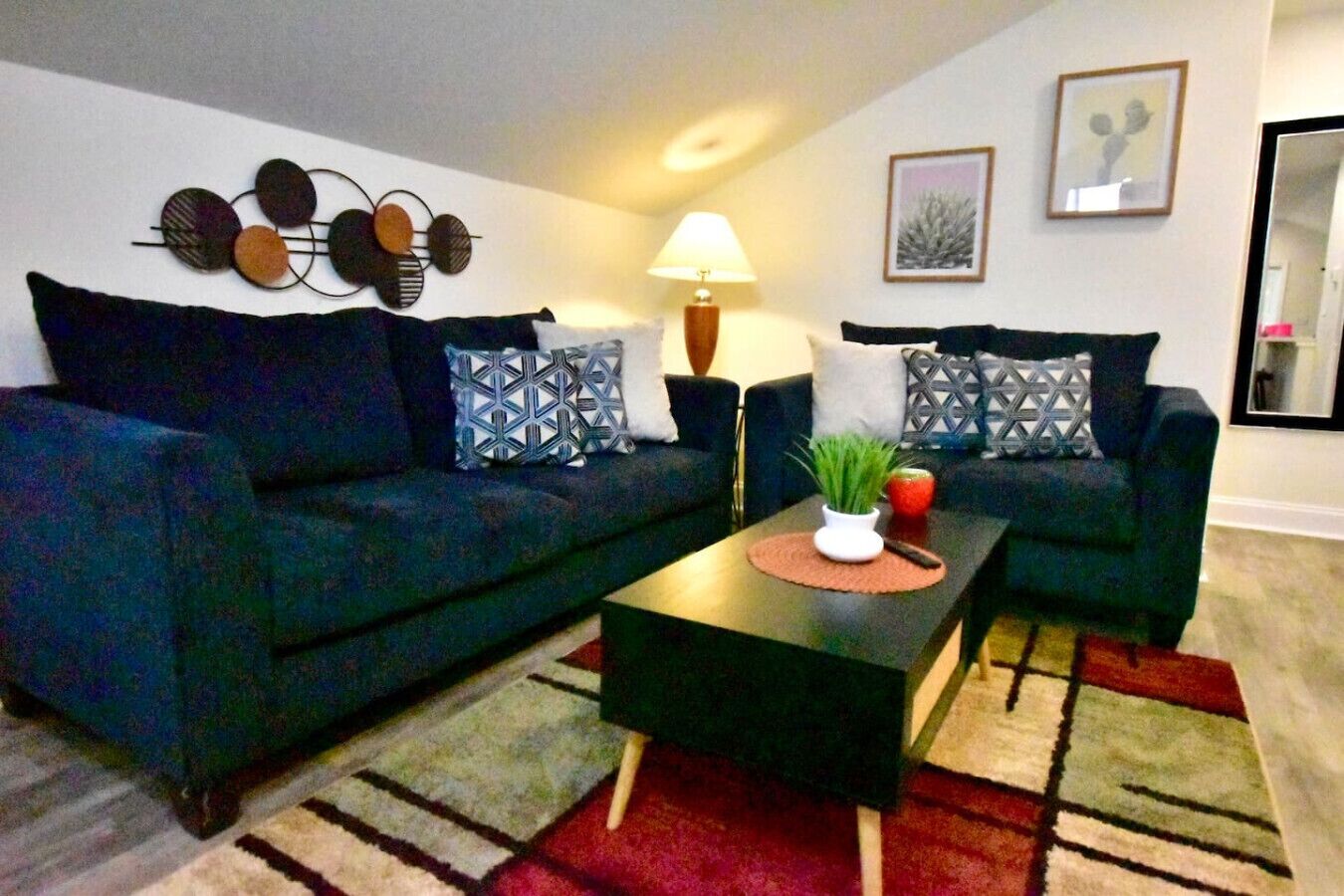 Een televisie en een open haard