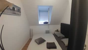 1 chambre, bureau, fer et planche Ă  repasser, lit parapluie