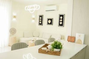 Dining - New Glam apartment<Pool~Gym~ Fast Wi-Fi ~City~A/C (Santiago de los Caballeros)
