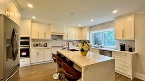Private kitchen - Luxury 4BR Retreat with Pool, Piano, Spa & Games (Mississauga)