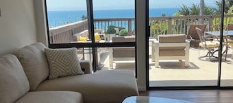Ocean Breeze Getaway – Cozy Malibu Condo with Style