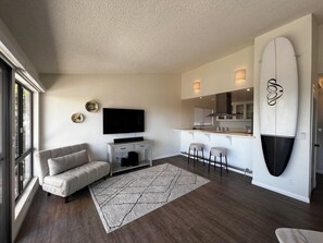Smart TV - Ocean Breeze Getaway – Cozy Malibu Condo with Style (Malibu)