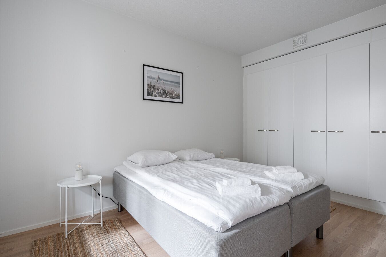 Escritorio, tabla de planchar con plancha, wifi y ropa de cama 