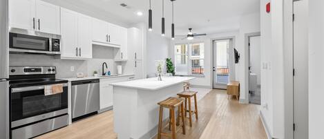 Microondas, horno, placa de cocina y lavavajillas