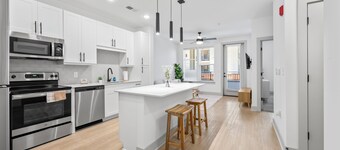 Luxe Riverwalk 1BR / Walkable / Monthly Ready + Washer/Dryer