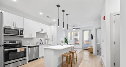 Luxe Riverwalk 1BR / Walkable / Monthly Ready + Washer/Dryer