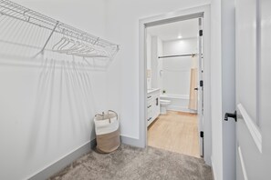 ヘアドライヤー、タオル、石鹸、トイレットペーパー