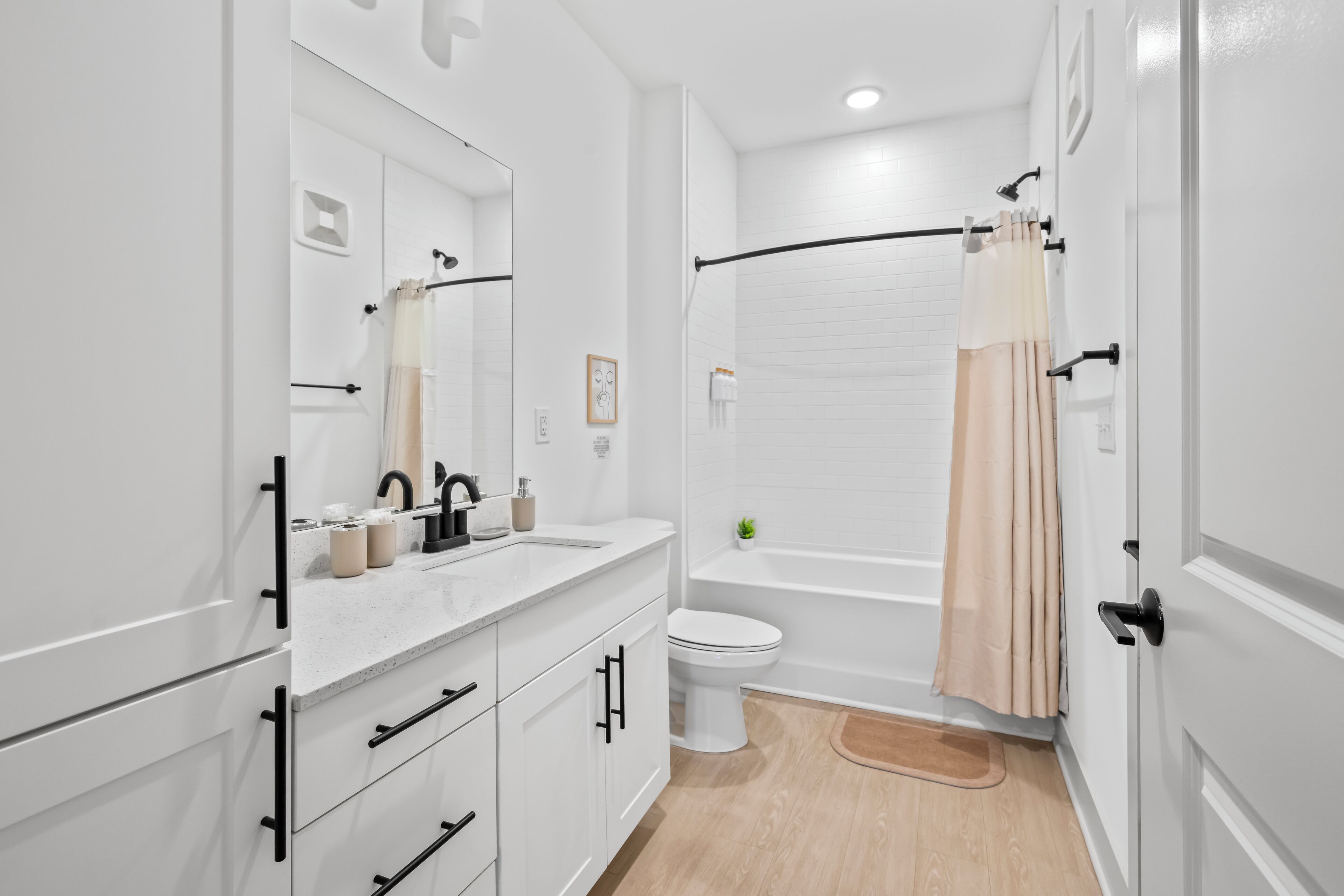 Een haardroger, handdoeken, zeep, toiletpapier