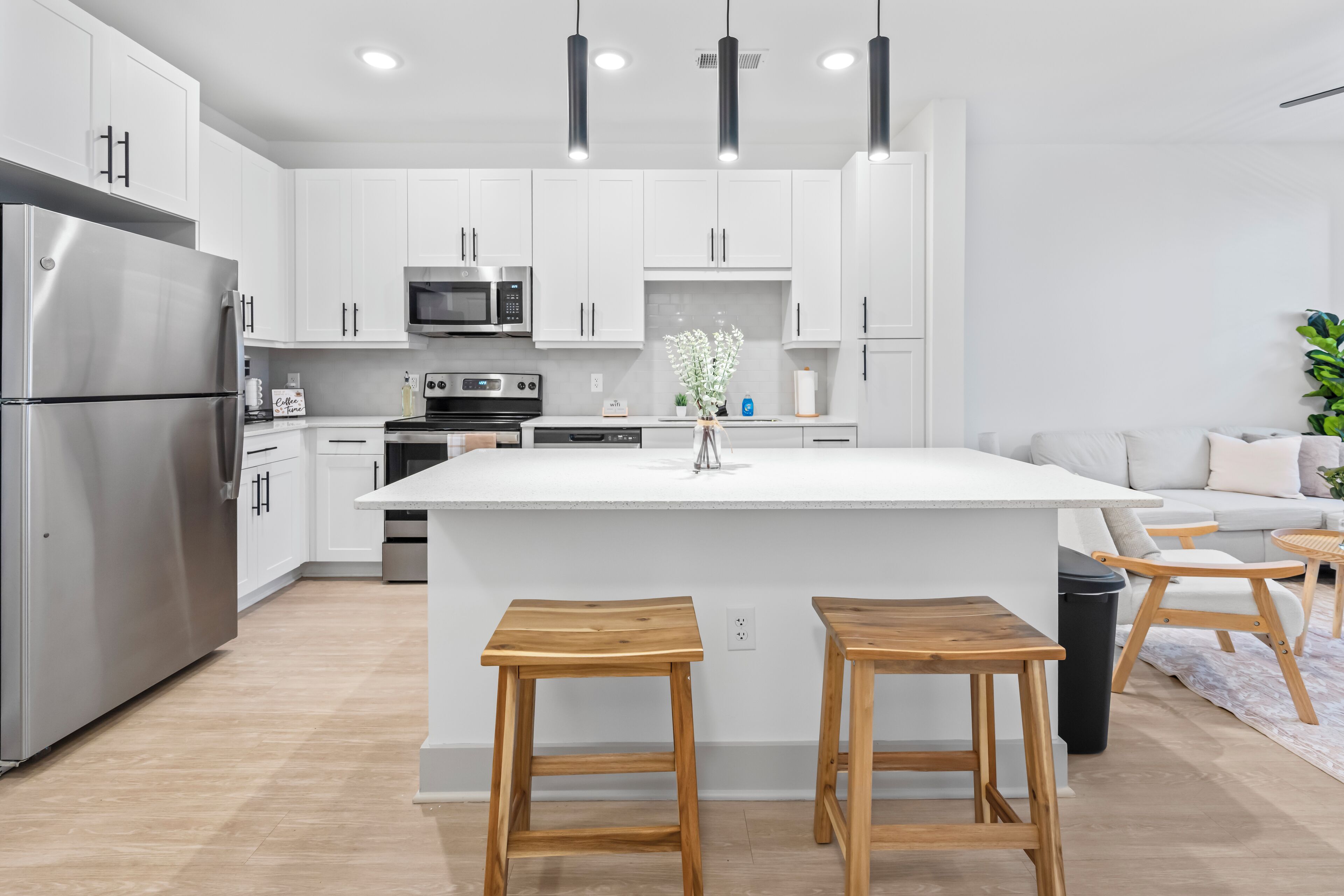 Een magnetron, een oven, een kookplaat, een vaatwasser