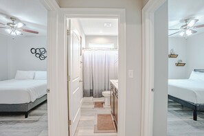 3 bedrooms, desk, free WiFi, bed sheets - Laurie Luxe:  3/2 Home w/ Hot Tub, Massage Chair & Games. 1.5 miles from beaches (Panama City Beach)