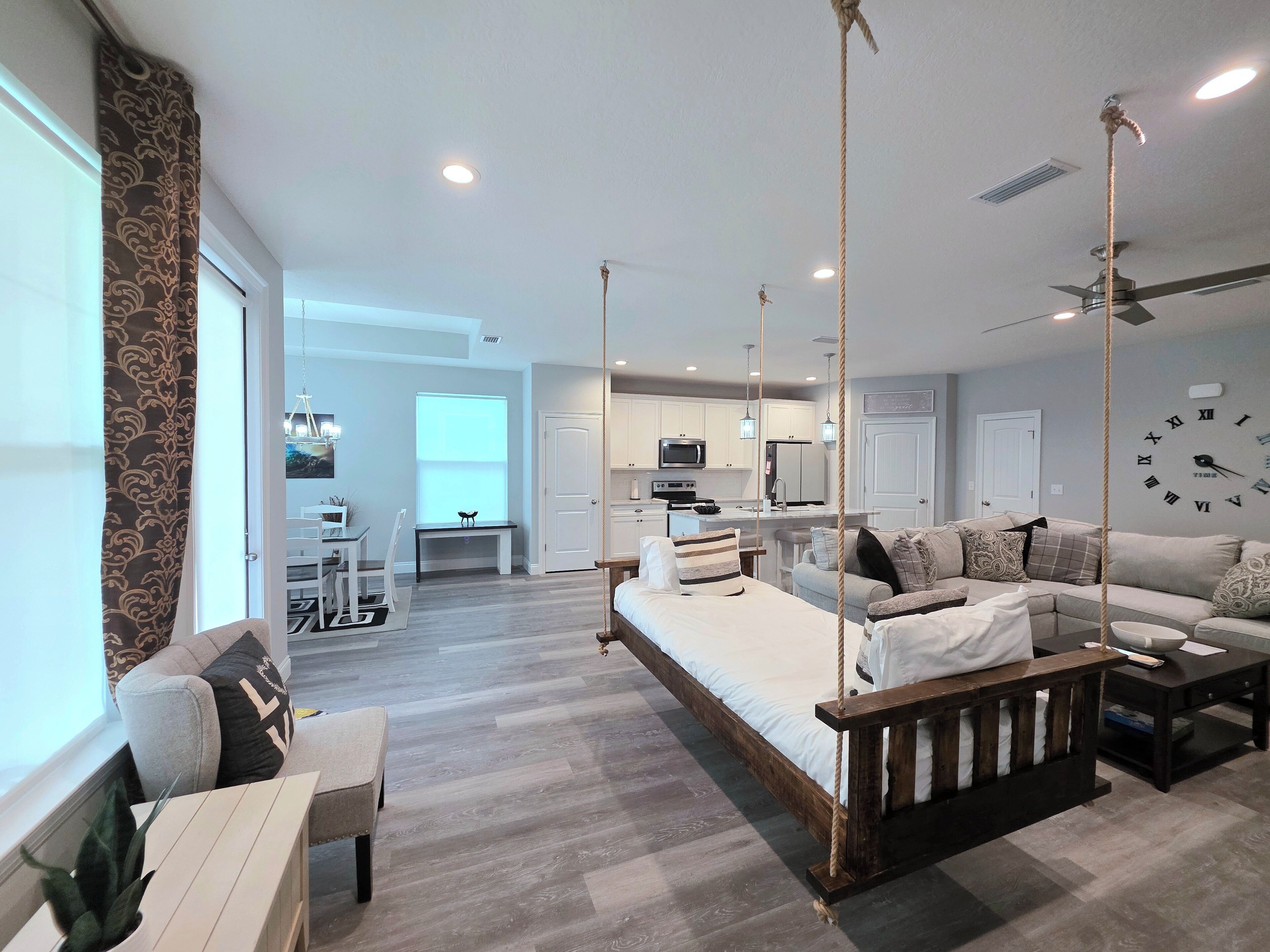 Una Smart TV, una mesa de tenis de mesa