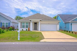 Exterior - Laurie Luxe:  3/2 Home w/ Hot Tub, Massage Chair & Games. 1.5 miles from beaches (Panama City Beach)