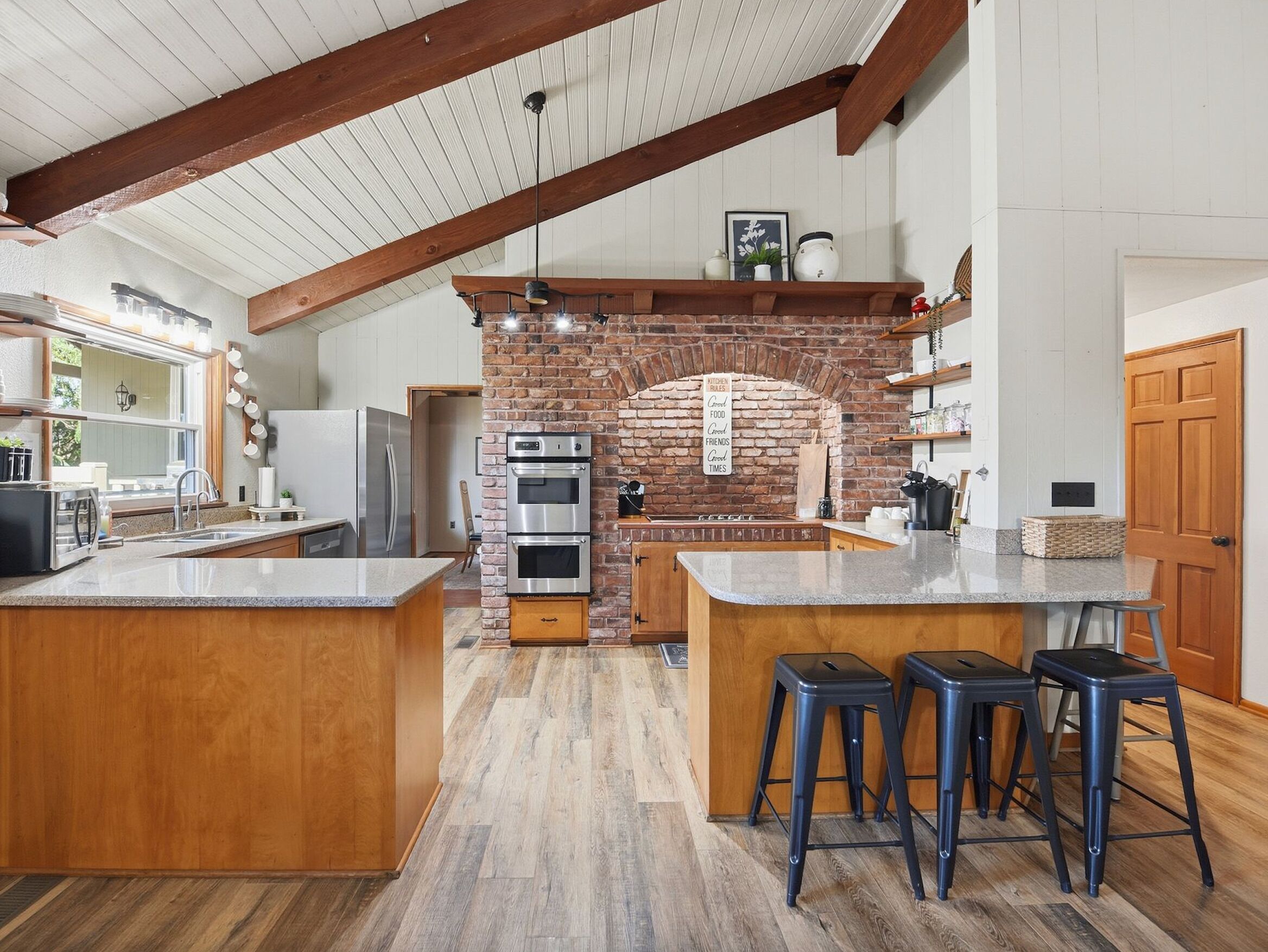 Réfrigérateur, four à micro-ondes, un four, surface de cuisson