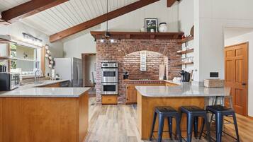 Réfrigérateur, four à micro-ondes, un four, surface de cuisson