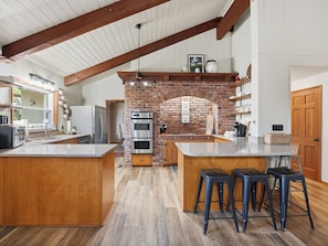 Kjøleskap, mikrobølgeovn, ovn og kokeplater