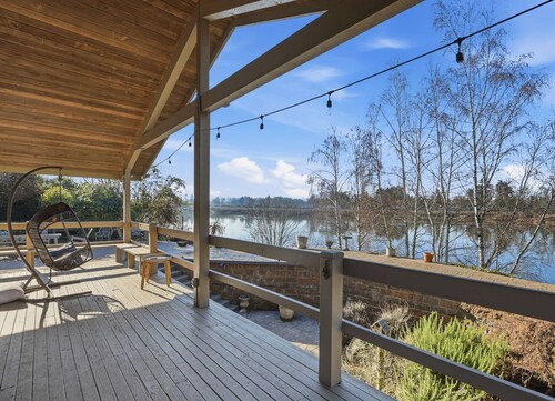 Lakefront Family Haven: Firepit, Games, & Sunsets